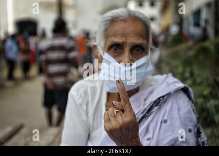 Nandigram, India. 01 Aprile 2021. Una donna anziana mostra il suo dito inchiodato dopo aver votato a East Midnapur.gli elettori di Nandigram hanno espresso i loro voti durante la seconda fase delle elezioni assemblee del Bengala Occidentale sotto il pesante schieramento delle forze centrali armate per rendere pacifiche le elezioni. (Foto di JIT Chattopadhyay/SOPA Images/Sipa USA) Credit: Sipa USA/Alamy Live News Foto Stock