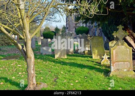 Le lapidi nel cimitero Foto Stock