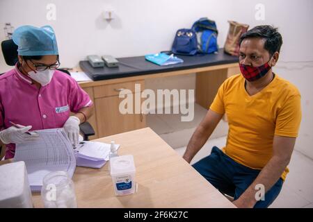 Ghaziabad, India. 01 Aprile 2021. Shobham Singh Rawat 48 anni viene per la vaccinazione al Navin Hospital.Indian governo ha aperto la vaccinazione Covid-19 per tutti i cittadini di età superiore a 45 anni dal 1 aprile in mezzo al picco nei casi di coronavirus. Credit: SOPA Images Limited/Alamy Live News Foto Stock