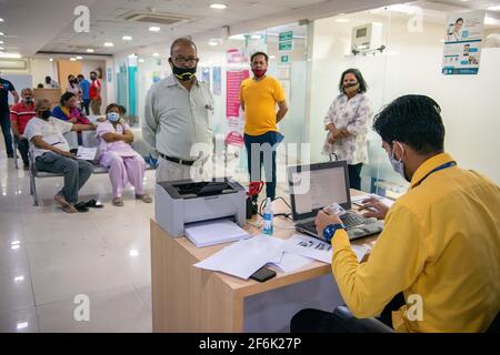 Ghaziabad, India. 01 Aprile 2021. Residenti locali in piedi in una coda a distanza sociale per la registrazione al Navin Hospital Vaishali.Indian governo ha aperto la vaccinazione Covid-19 per tutti i cittadini di età superiore a 45 anni dal 1 aprile in mezzo alla punta nei casi di coronavirus. (Foto di Pradeep Gaur/SOPA Images/Sipa USA) Credit: Sipa USA/Alamy Live News Foto Stock