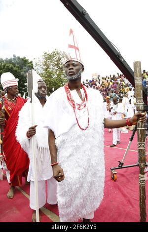 Un giovane in Yoruba abbigliamento tradizionale durante il Festival di Olojo, Ile-Ife, Osun, Nigeria. Foto Stock