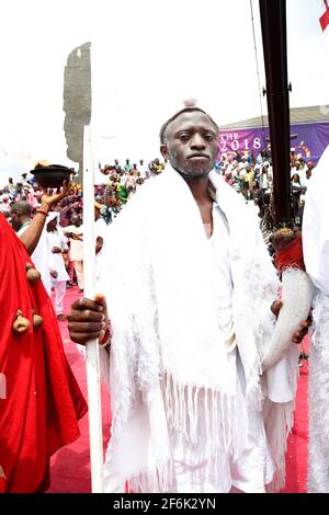 Un giovane in Yoruba abbigliamento tradizionale durante il Festival di Olojo, Ile-Ife, Osun, Nigeria. Foto Stock