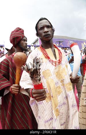 Un giovane in Yoruba abbigliamento tradizionale durante il Festival di Olojo, Ile-Ife, Osun, Nigeria. Foto Stock