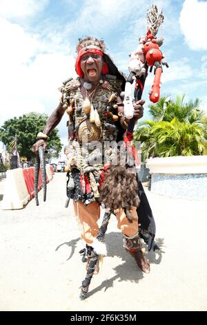 Il guerriero di Yoruba mostra il suo potere magico durante il festival di Olojo, Ile-Ife, Osun state, Nigeria. Foto Stock