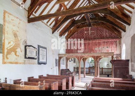 La chiesa di St Ellyw (risalente al 13 ° secolo) nel Brecon Beacons a Llanelieu vicino Talgart, Powys, Galles UK Foto Stock