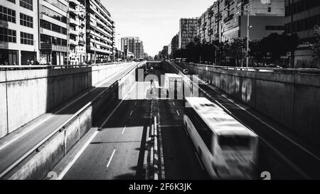 Una foto in bianco e nero delle auto che si muovono sul via Foto Stock