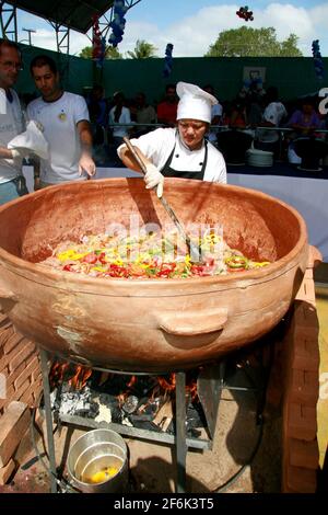 belmonte, bahia / brasile - 11 settembre 2008: capo cuoco prepara un gigante stufato di pesce nella città di Belmonte, nel sud di Bahia. Foto Stock