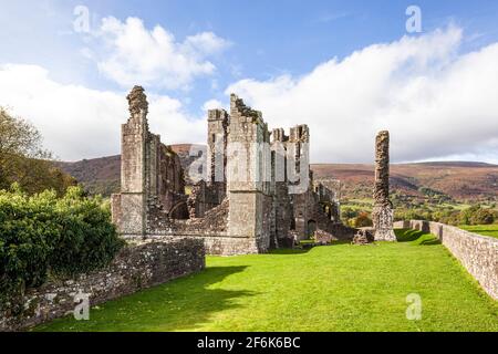 Le rovine di Llanthony Abbey, un ex convento agostiniano nella vale di Ewyas nel Brecon Beacons, Powys, Galles UK Foto Stock