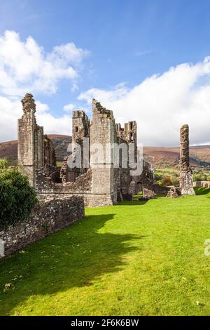 Le rovine di Llanthony Abbey, un ex convento agostiniano nella vale di Ewyas nel Brecon Beacons, Powys, Galles UK Foto Stock