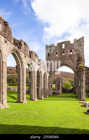 Le rovine di Llanthony Abbey, un ex convento agostiniano nella vale di Ewyas nel Brecon Beacons, Powys, Galles UK Foto Stock