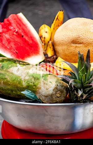 Washbowl metallico con frutta fresca tropicale che usa il Palenqueras per vendere sulla strada, Cartagena, Colombia Foto Stock