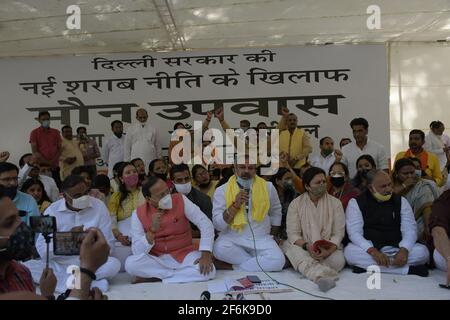 Nuova Delhi, India. 01 Aprile 2021. Delhi BJP Presidente Adesh Gupta, LoP Shri Ramvir Singh Bidhuri, parlamentari, MLA e altri per osservare veloce e silenziosa protesta contro il governo di Delhi nuova politica di vino e birreria aumentare le tasse e diminuire l'età al consumo di alcol dal 25 al 21, a Jantar Mantar a Delhi. (Foto di Ishant Chauhan/Pacific Press) Credit: Pacific Press Media Production Corp./Alamy Live News Foto Stock