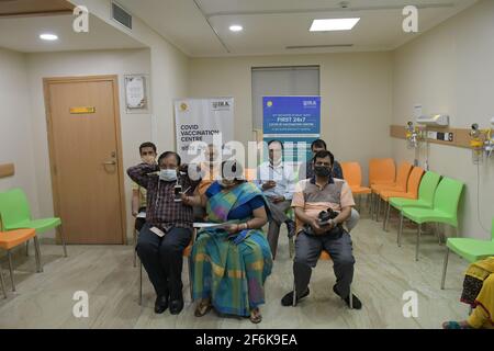 Nuova Delhi, India. 01 Aprile 2021. Le persone che prenderanno un colpo di vaccino Covishiled siedono in una stanza di osservazione per mezz'ora suggerita dal medico dell'ospedale di BLK a Delhi. (Foto di Ishant Chauhan/Pacific Press) Credit: Pacific Press Media Production Corp./Alamy Live News Foto Stock