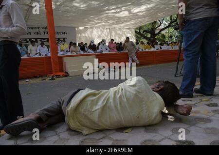 Nuova Delhi, India. 01 Aprile 2021. Delhi BJP Presidente Adesh Gupta, LoP Shri Ramvir Singh Bidhuri, parlamentari, MLA e altri per osservare veloce e silenziosa protesta contro il governo di Delhi nuova politica di vino e birreria aumentare le tasse e diminuire l'età al consumo di alcol dal 25 al 21, a Jantar Mantar a Delhi. (Foto di Ishant Chauhan/Pacific Press) Credit: Pacific Press Media Production Corp./Alamy Live News Foto Stock