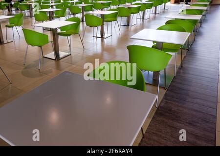 alcuni tavoli verdi vuoti sul campo alimentare a. il centro commerciale Foto Stock