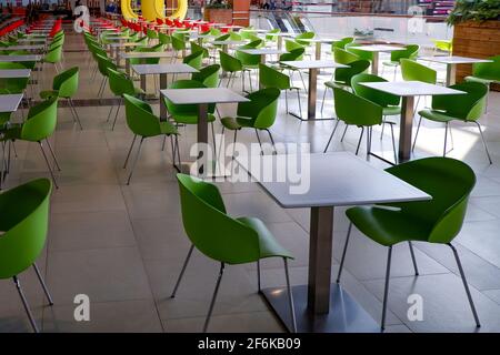 alcuni tavoli verdi vuoti sul campo alimentare a. il centro commerciale Foto Stock