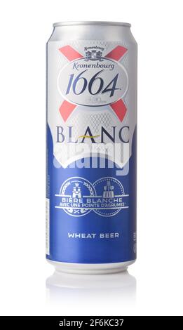 Samara, Russia - Marzo 2021. Il prodotto della birra Kronenbourg 1664 blanc lager può essere isolato su bianco Foto Stock