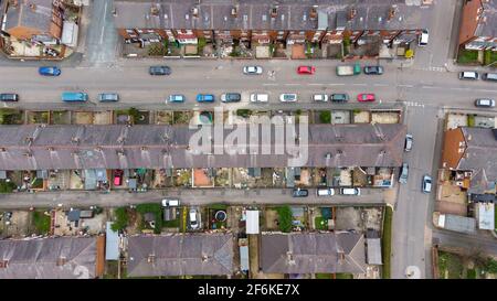 Foto aerea diretta della città britannica di Beeston A Leeds West Yorkshire Regno Unito mostra tipiche case suburbane terrazza tenute con file di casa Foto Stock