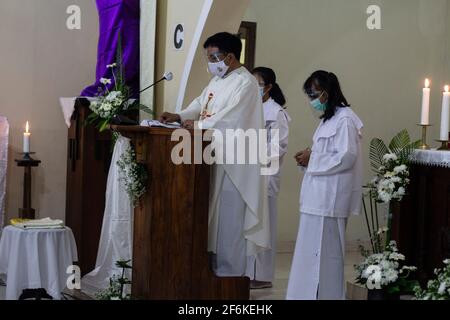 Sleman, Yogyakarta, Indonesia. Sleman, Yogyakarta, Indonesia. 1 aprile 2021. Il sacerdote INSAF Santosa, Pr conduce l'Eucaristia del Giovedi' Maudy alla Cappella di Sant'Ignazio Ponggol, Parrocchia di Santa Maria Assunta Pakem, Sleman, Yogyakarta, Indonesia, Giovedì, 1° aprile 2021. Il giovedì di Maundy è il giorno santo cristiano che cade il giovedì prima di Pasqua. Ricorda l'ultima cena di Gesù Cristo con gli Apostoli. Credit: Slamet Riyadi/ZUMA Wire/Alamy Live News Foto Stock