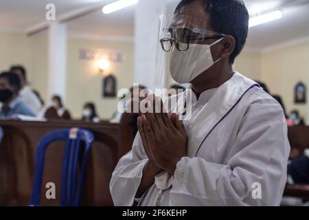 Sleman, Yogyakarta, Indonesia. Sleman, Yogyakarta, Indonesia. 1 aprile 2021. I cattolici frequentano l'Eucaristia del Giovedi' Maudy nella Cappella di Sant'Ignazio Ponggol, parrocchia di Santa Maria Assunta Pakem, Sleman, Yogyakarta, Indonesia, giovedì, 1° aprile 2021. Il giovedì di Maundy è il giorno santo cristiano che cade il giovedì prima di Pasqua. Ricorda l'ultima cena di Gesù Cristo con gli Apostoli. Credit: Slamet Riyadi/ZUMA Wire/Alamy Live News Foto Stock