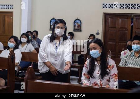 Sleman, Yogyakarta, Indonesia. Sleman, Yogyakarta, Indonesia. 1 aprile 2021. Gli ufficiali usano le maschere per evitare il virus della corona quando dirigono i cattolici a seguire l'Eucaristia del Giovedi Maundy alla Cappella di Sant'Ignazio Ponggol, Parrocchia di Santa Maria Assunta Pakem, Sleman, Yogyakarta, Indonesia, Giovedi, 1° aprile 2021. Il giovedì di Maundy è il giorno santo cristiano che cade il giovedì prima di Pasqua. Ricorda l'ultima cena di Gesù Cristo con gli Apostoli. Credit: Slamet Riyadi/ZUMA Wire/Alamy Live News Foto Stock