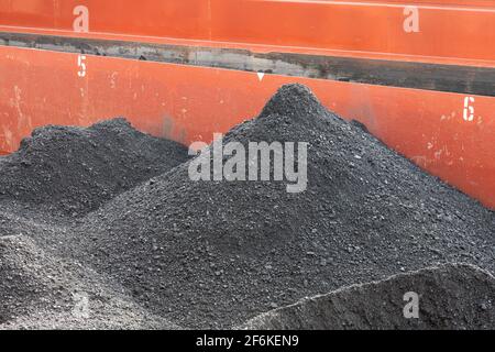 Montagne di carbone per una centrale elettrica in una nave pancia Foto Stock