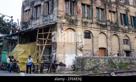 Kolkata, Bengala Occidentale, India - Gennaio 2018: Un passaggio ferroviario accanto ad un vecchio edificio rustico nella zona di Kumartuli della città di Kolkata. Foto Stock