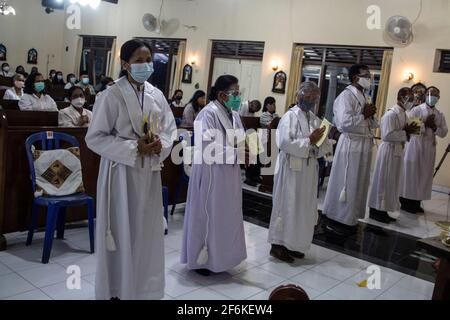 Sleman, Yogyakarta, Indonesia. Sleman, Yogyakarta, Indonesia. 1 aprile 2021. I cattolici frequentano l'Eucaristia del Giovedi' Maudy nella Cappella di Sant'Ignazio Ponggol, parrocchia di Santa Maria Assunta Pakem, Sleman, Yogyakarta, Indonesia, giovedì, 1° aprile 2021. Il giovedì di Maundy è il giorno santo cristiano che cade il giovedì prima di Pasqua. Ricorda l'ultima cena di Gesù Cristo con gli Apostoli. Credit: Slamet Riyadi/ZUMA Wire/Alamy Live News Foto Stock