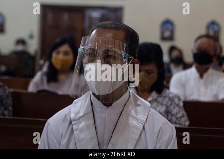 Sleman, Yogyakarta, Indonesia. Sleman, Yogyakarta, Indonesia. 1 aprile 2021. I cattolici frequentano l'Eucaristia del Giovedi' Maudy nella Cappella di Sant'Ignazio Ponggol, parrocchia di Santa Maria Assunta Pakem, Sleman, Yogyakarta, Indonesia, giovedì, 1° aprile 2021. Il giovedì di Maundy è il giorno santo cristiano che cade il giovedì prima di Pasqua. Ricorda l'ultima cena di Gesù Cristo con gli Apostoli. Credit: Slamet Riyadi/ZUMA Wire/Alamy Live News Foto Stock