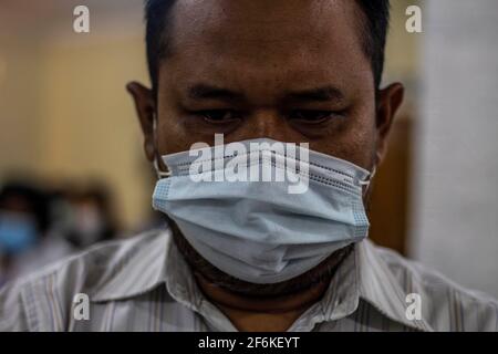 Sleman, Yogyakarta, Indonesia. Sleman, Yogyakarta, Indonesia. 1 aprile 2021. I cattolici usano maschere e scudi facciali per evitare lo scoppio del coronavirus quando partecipano all'Eucaristia del Giovedi' Maudy nella Cappella di Sant'Ignazio Ponggol nella Parrocchia di Santa Maria Assunta Pakem, Sleman, Yogyakarta, Indonesia, giovedì, 1° aprile 2021. Il giovedì di Maundy è il giorno santo cristiano che cade il giovedì prima di Pasqua. Ricorda l'ultima cena di Gesù Cristo con gli Apostoli. Credit: Slamet Riyadi/ZUMA Wire/Alamy Live News Foto Stock