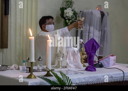 Sleman, Yogyakarta, Indonesia. Sleman, Yogyakarta, Indonesia. 1 aprile 2021. Il sacerdote INSAF Santosa, Pr conduce l'Eucaristia del Giovedi' Maudy alla Cappella di Sant'Ignazio Ponggol, Parrocchia di Santa Maria Assunta Pakem, Sleman, Yogyakarta, Indonesia, Giovedì, 1° aprile 2021. Il giovedì di Maundy è il giorno santo cristiano che cade il giovedì prima di Pasqua. Ricorda l'ultima cena di Gesù Cristo con gli Apostoli. Credit: Slamet Riyadi/ZUMA Wire/Alamy Live News Foto Stock