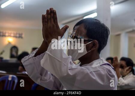 Sleman, Yogyakarta, Indonesia. Sleman, Yogyakarta, Indonesia. 1 aprile 2021. I cattolici frequentano l'Eucaristia del Giovedi' Maudy nella Cappella di Sant'Ignazio Ponggol, parrocchia di Santa Maria Assunta Pakem, Sleman, Yogyakarta, Indonesia, giovedì, 1° aprile 2021. Il giovedì di Maundy è il giorno santo cristiano che cade il giovedì prima di Pasqua. Ricorda l'ultima cena di Gesù Cristo con gli Apostoli. Credit: Slamet Riyadi/ZUMA Wire/Alamy Live News Foto Stock