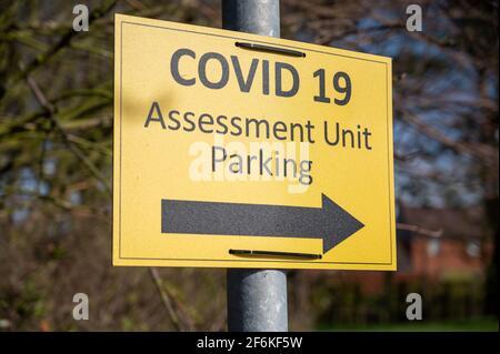 Amamble, Northumberland, UK - 21 marzo 2021: Cartello giallo Covid 19 Valutazione unità Parcheggio Foto Stock