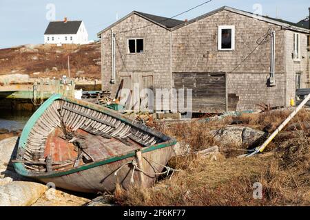 Una barca di legno a Peggys Cove in Nuova Scozia, Canada. Il villaggio di pescatori sulla rotta del faro della Nuova Scozia è una popolare attrazione turistica. Foto Stock