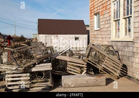 Trappole di aragosta di legno accatastate in Peggys Cove in Nuova Scozia, Canada. Foto Stock