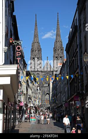 Le guglie gemelle del 12 ° C. Cattedrale gotica Notre-Dame de-l'Assomption visto lungo la rue de Gras a Clermont-Ferrand, Puy-de-Dôme, Auvergne Foto Stock