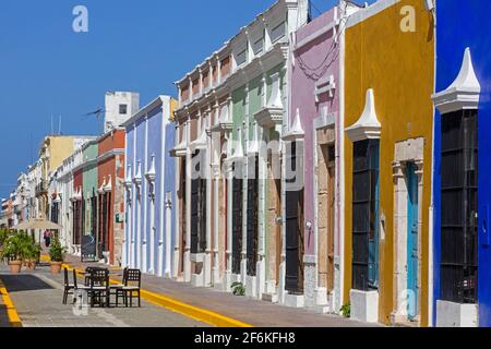 Case coloniali colorate nel centro storico della città di San Francisco de Campeche / Campeachy, Campeche, sud-est del Messico Foto Stock