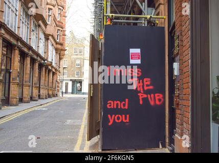 Londra, Regno Unito. 1 aprile 2021. 'I Miss The Pub and You' graffiti nel centro di Londra. Pub, bar e ristoranti sono chiusi da dicembre 2020 e sono destinati a riaprire il 12 aprile per il servizio all'aperto. Credit: Vuk Valcic/Alamy Live News Foto Stock