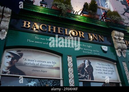 Dublino, Irlanda, 5 aprile 2013: L'esterno del Bachelor Inn bar a Dublino con immagini e citazioni di James Joyce e Oscar Wilde. Foto Stock