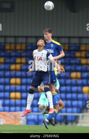 WIMBLEDON INGHILTERRA - MARZO 31: L-R Dane Scarlett di Tottenham Hotspur Under 18s e Ethan Sutcliffe di AFC Wimbledon durante il quarto round della Coppa della Gioventù fa Foto Stock