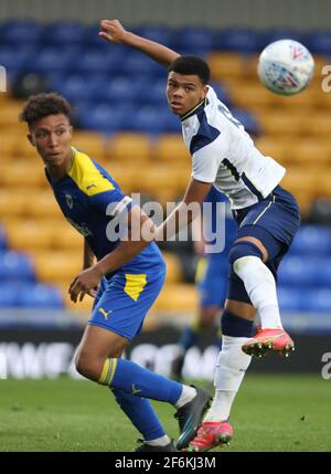 WIMBLEDON INGHILTERRA - MARZO 31: L-R Isaac Ogundere di AFC Wimbledon e Dane Scarlett di Tottenham Hotspur under 18s durante il quarto round della Coppa della Gioventù fa Foto Stock