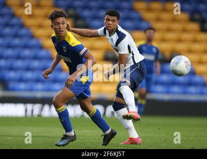 WIMBLEDON INGHILTERRA - MARZO 31: L-R Isaac Ogundere di AFC Wimbledon e Dane Scarlett di Tottenham Hotspur under 18s durante il quarto round della Coppa della Gioventù fa Foto Stock