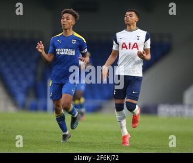 WIMBLEDON INGHILTERRA - MARZO 31: L-R Isaac Ogundere di AFC Wimbledon e Dane Scarlett di Tottenham Hotspur under 18s durante il quarto round della Coppa della Gioventù fa Foto Stock