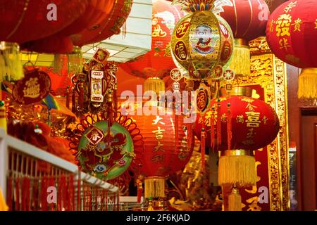 Le lanterne cinesi e altre decorazioni Cinesi in un negozio a Chinatown, in Singapore. Foto Stock