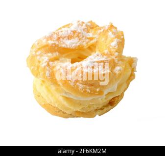 Pasticceria dolce a forma di corona con panna montata alla vaniglia e cosparsa di zucchero, isolata su fondo bianco. Foto Stock