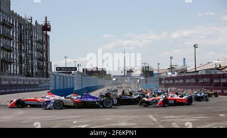 Start Race 2, 19 ROSENQVIST Felix (swe), Formula e team Mahindra racing, 23 HEIDFELD Nick (ger), Formula e team Mahindra racing, 02 BIRD Sam (gbr), Formula e team DS Automobiles Virgin racing, azione durante il campionato di Formula e 2017, a New York City, Stati Uniti, Dal 14 al 16 luglio - Foto Antonin Vincent / DPPI Foto Stock