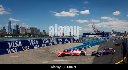 19 ROSENQVIST Felix (swe) Formula e team Mahindra e 02 BIRD Sam (gbr) Formula e team DS automobili Virgin partenza durante il campionato di Formula e 2017, a New-York City, Stati Uniti, dal 14 al 16 luglio - Photo Clement Luck / DPPI Foto Stock