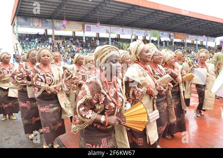 Le donne nigeriane mostrano il loro abbigliamento tradizionale nel rendere omaggio al sovrano tradizionale della Terra di Ijebù durante il Festival Ojude Oba in Nigeria. Foto Stock