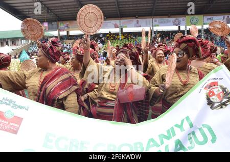 Le donne nigeriane mostrano il loro abbigliamento tradizionale nel rendere omaggio al sovrano tradizionale della Terra di Ijebù durante il Festival Ojude Oba in Nigeria. Foto Stock