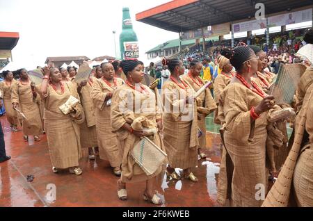 Le donne nigeriane mostrano il loro abbigliamento tradizionale nel rendere omaggio al sovrano tradizionale della Terra di Ijebù durante il Festival Ojude Oba in Nigeria. Foto Stock